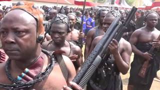 ASANTE WARRIORS LEAD OTOMFUO OSEI TUTU II TO THE MANHYIA PALACE TO MOURN WITH THE LATE ASANTEHEMAA [upl. by Yendis701]