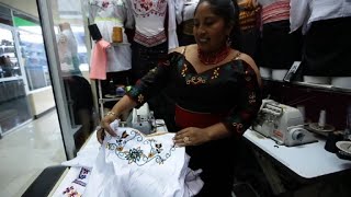 La floreciente industria de la moda indígena en Ecuador [upl. by Hillie571]