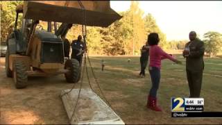 Cemetery director opens vault of man whom family says is not buried in right spot  WSBTV [upl. by Nimrac]