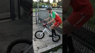 Vittorio Brumotti mette alla prova il campione Italiano di Bike Trial freestyle streettrial [upl. by Einnig271]