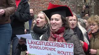 Honderden studenten en docenten demonstreren alsnog tegen bezuiniging [upl. by Eahsel]