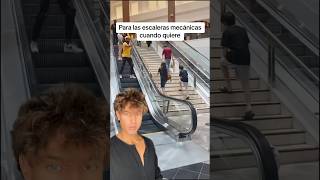 Para las escaleras mecánicas usando sus pies cc theblondejo [upl. by Adnohsak964]