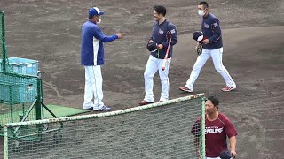 中村紀コーチに挨拶する楽天の今江敏晃・雄平・岡田幸文コーチ（2022年10月27日） [upl. by Devaney]