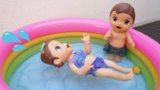 BABY ALIVE MENINO E JUJU BRINCANDO NA PISCINA MINHA BONECA COM ROUPA DE BANHO NOVA BABY DOLL KIDS [upl. by Kester]