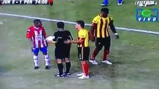 Luis Moreno patea a la Lechuza del Junior en El Metropolitano [upl. by Guimond]