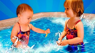 Mi chiamo Bianca  Giochi in piscina per piccoli Bambini che giocano con le bambole [upl. by Itisahc]