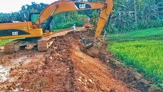 EXCAVATOR MAKES SLOPE FOR GROUTED RIPRAP [upl. by Enillebyam]