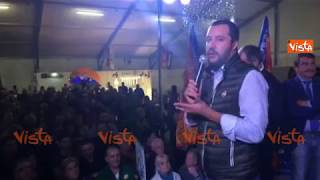 Salta la luce al comizio di Salvini quotLha staccata Renziquot [upl. by Aihsenet]