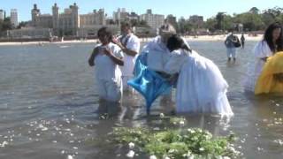 Culto a Yemanjá atrae a fieles y curiosos en Uruguay [upl. by Arratahs]