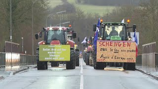 Crise agricole des agriculteurs arrivent en tracteurs à Schengen au Luxembourg  AFP Images [upl. by Ikairik]