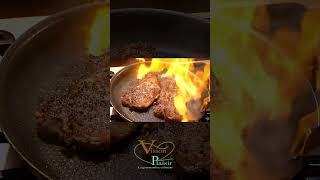 Steak flambé food cooking steak flamber cognac [upl. by Epner34]