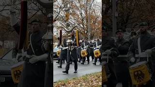 Marsch der Bundeswehr durch Berlin 🦅🇩🇪militär soldaten wachbataillon musikkorps garde army [upl. by Otecina]