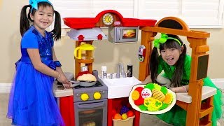 Jannie y Emma Juegan con Cocina de Juguetes  Juguetes para Niños [upl. by Thompson]