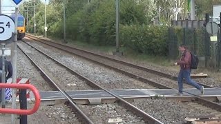 Levensgevaarlijk Idioten klimmen over spoorbomen heen vlak voor aanstormende trein langs [upl. by Entirb]