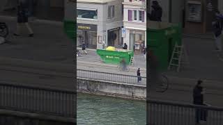 Glücklicher Radfahrer auf der Strasse in der Zürcher Altstadt [upl. by Miza]