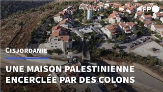 En Cisjordanie vivre dans une maison encerclée par des colons israéliens  AFP [upl. by Tammy]