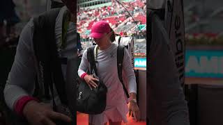 Iga Swiatek saliendo de pista  MUTUA MADRID OPEN 2024 [upl. by Xerxes558]