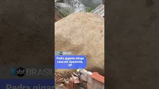 Pedra gigante atinge casa em Aparecida SP [upl. by Lanaj]