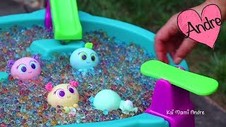 Super Mami Andre baña a Mikromeritos en piscina de Orbeez  Jugando con bebes de juguete [upl. by Yssep]