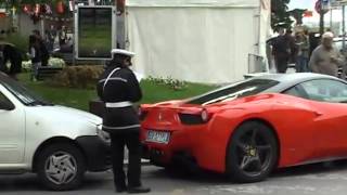 Perugia Ferrari parcheggiata sulle strisce multata per la gioia dei passanti [upl. by Conlan941]