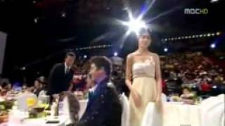 Kim Nam Gil and Lee Yo Won 2009 MBC Best Couple Award eng sub [upl. by Leihcim50]