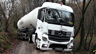 AUFWENDIGE BERGUNGSARBEITEN Lkw steckte mehrere Tage im Wald fest [upl. by Zoldi761]