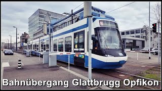 Kleiner Glattalbahn Bahnübergang beim Bahnhof Glattbrugg [upl. by Adam]