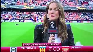 Balonazo en la cabeza tumba a reportera antes de ValenciaArsenal [upl. by Eerac378]