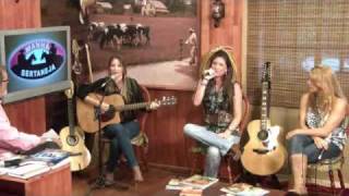 Lucylla e Lucyana cantam quot Rastros na Areia quot [upl. by Faubion]