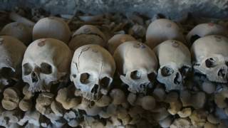 Naples et la mort Cimetière de la FontanelleCatacombe de San Gennaro [upl. by Dugald617]