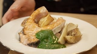 Gegrilde zalm met gebakken knolselder aardpeer en een coulis van spinazie [upl. by Modie]