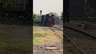 Hazara ExpressTrain Arrives at Multan Railway Station hazaraexpress trainspotting viralshorts [upl. by Ace]