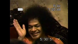 Bhagawan Sri Sathya Sai Baba  Trayee Session in Brindavan  Aug 22 1993 [upl. by Minne]