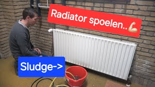 Hoe spoel je het vieze zwarte water uit een radiator via de aftapper [upl. by Ahselef]