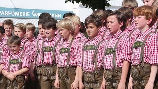 4 Volkslieder aus den österreichischen Alpen  Tölzer Knabenchor Untertitel im bayerischen Dialekt [upl. by Annaid881]