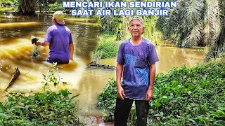 MENCARI IKAN SENDIRIAN SAAT AIR SUNGAI LAGI BANJIR [upl. by Flo]