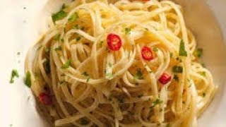 Spaghetti aglio olio e peperoncino Ricetta originale napoletana [upl. by Mariandi536]