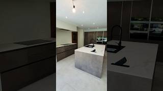 une cuisine simple et pratique kitchen [upl. by Ruhtracm491]