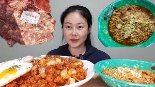 요리먹방 요새 엄청 핫한 흑백요리사👨‍🍳 안성재 셰프님의 통마늘🧄 라면 통마늘🧄 김치볶음밥 만들어서 먹방 Garlic kimchi fried rice mukbang [upl. by Christan]