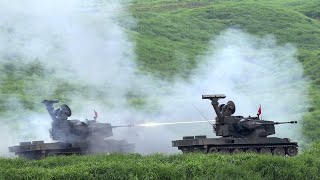 Japans Mitsubishi Type 87 Selfpropelled Antiaircraft Gun Oerlikon KDA 35 mm Twin Cannon Firing [upl. by Nagn]