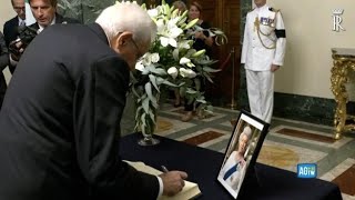 Mattarella all’ambasciata britannica a Roma firma il messaggio di condoglianze per la regina [upl. by Rochelle118]