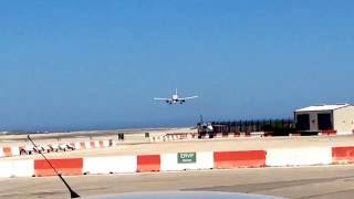 Aborto de aterrizaje en el aeropuerto de Gibraltar por viento fuerte [upl. by Ynnek217]