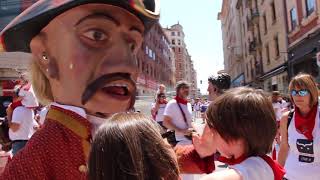 Gigantes y cabezudos San Fermin 2018 Pamplona Erraldoiak Giants and big heads [upl. by Eiramac]