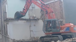 Escavatore cingolato fiat hitachi 150 3 si arrampica sulle macerie x abbattere o demolire un palazzo [upl. by Lorena]