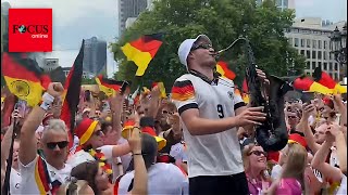 Als Saxophonist „Major Tom“ anstimmt kennen die DFBFans kein Halten mehr [upl. by Irroc]