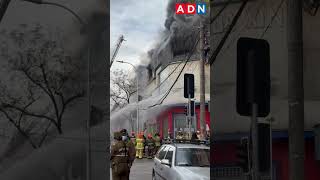 Reportan impactante incendio en Santiago Centro Bomberos de cuatro comunas asistieron el siniestro [upl. by Nida]