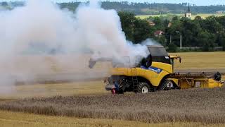 Požár kombajnu New Holland CR9080  natočení vzniku požáru Doubravice nad Svitavou příjezd hasičů [upl. by Maleeny]