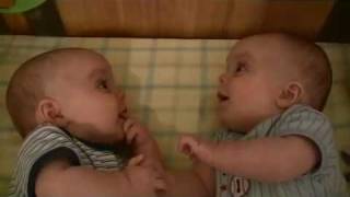 توأم اطفال ذكور ضاحك على بعضهم Twin Baby Boys Laughing [upl. by Vassily]