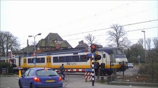 Spoorwegovergang NaardenBussum  Dutch railroad crossing [upl. by Arolf768]