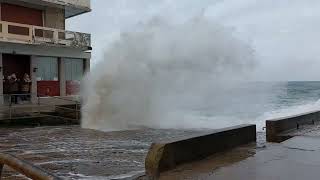 Grandes marées SaintMalo Jeudi 23 Mars 2023  coefficient 110  huge waves  high tides [upl. by Assiruam]